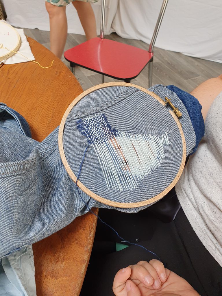 upcycling : réparation de vêtement par la broderie